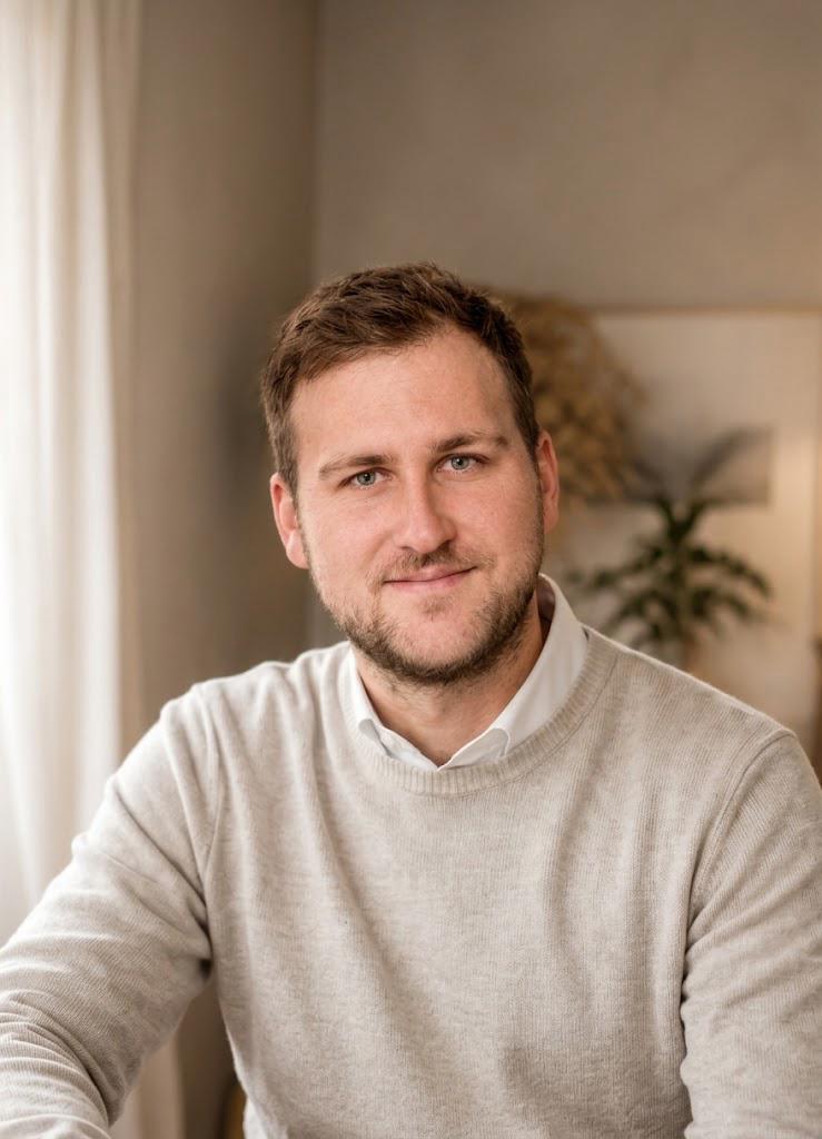 Christopher Tänzel, Deutschlehrer und Sprachtrainer aus Kempten, an einem Tisch mit Notizbuch